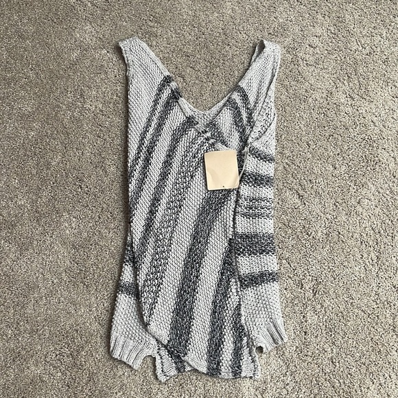 BRAND NEW TOP - Picture 3 of 3